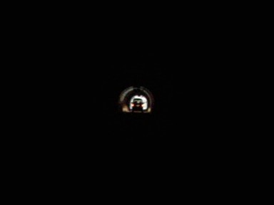 写真:伊世賀美その他3:フラッシュライトなしで撮影するとご覧の暗さ。