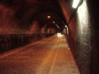 写真:小坪隧道その他3:トンネル内で鎌倉側坑口に向かって撮影(友人撮影)。歩道は狭くて大人1人でいっぱいです。