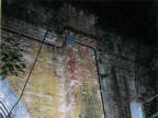 写真:小坪隧道その他2:逗子側の坑門に近付いて撮影。壁柱・帯石・笠石等立派な装飾を確認できます。