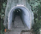 写真:小坪隧道(市道)その他3:住吉隧道南側坑口からトンネル内部。トンネルは南から北に向かって上り坂になっています。見ての通り、歩行者と自転車くらいしか通れません。