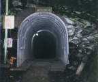 写真:住吉隧道北側坑口。積まれた土のうと「落石あり通行注意」の立て札がちょっと不安ですが、よく手入れされているようです。