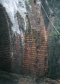 写真:畑トンネルその他1:飯能側坑口付近の壁。赤煉瓦は今も色あせずに歴史を語ります。