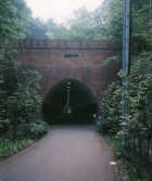 写真:(旧)満地トンネルその他3:南(八王子)側坑口。断面がちょっといびつな形をしていて個性的です。