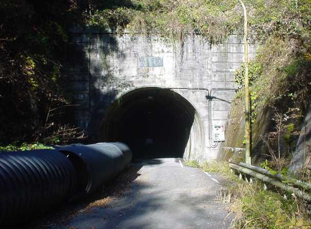 写真:(旧)吹上隧道(昭和隧道)東側坑口