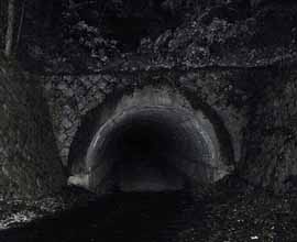 写真:トンネル入口